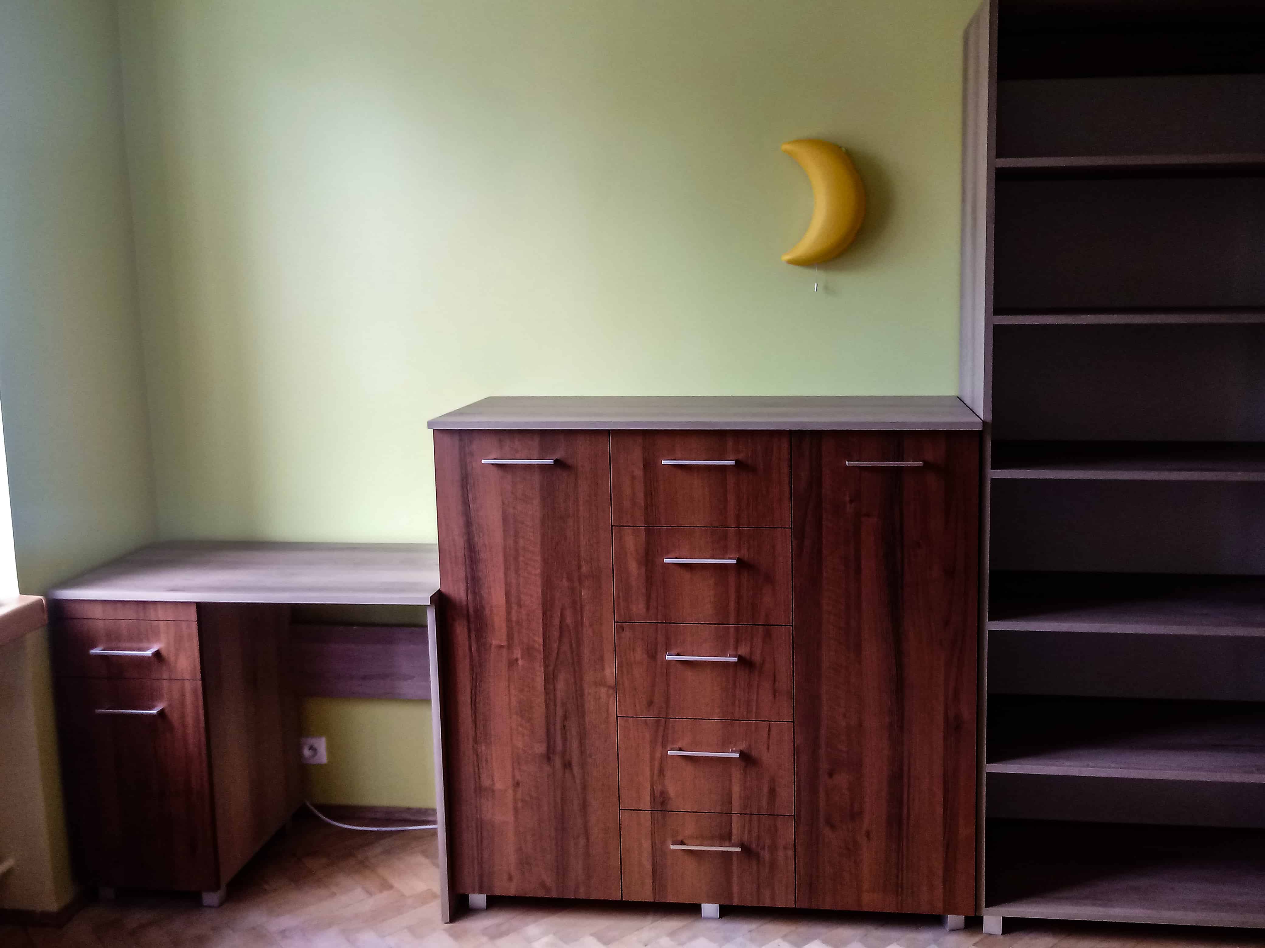 Biurko i komoda pod księżycem